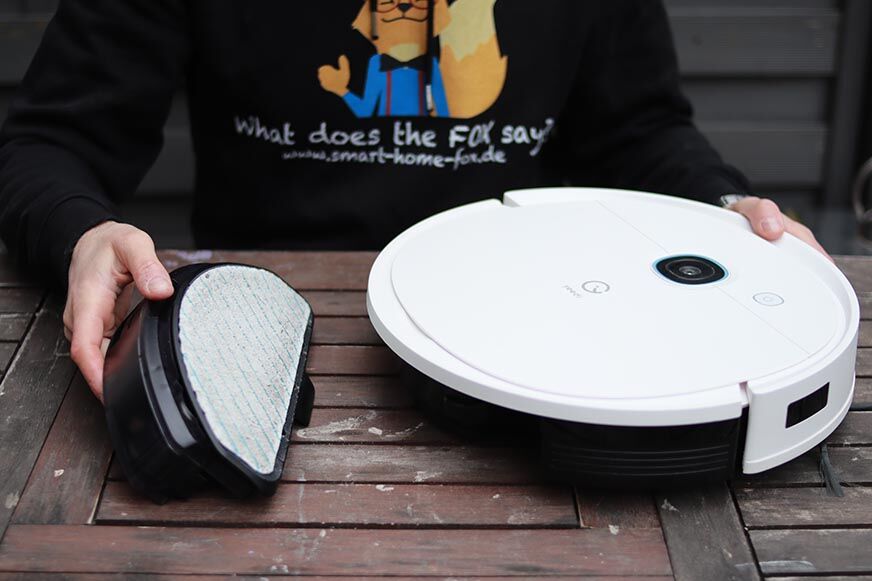 Der Wassertank des Yeedi Vac 2 Pro wird von hinten am Saugroboter befestigt